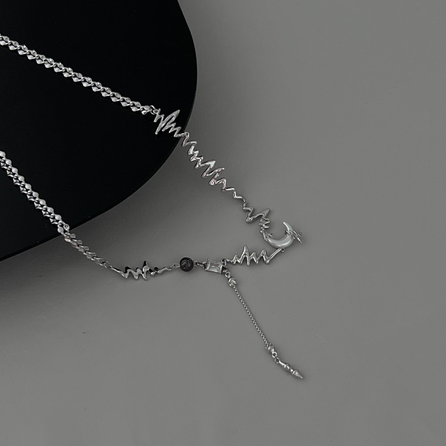 Crescent Pendant Necklace，Clavicle Chain