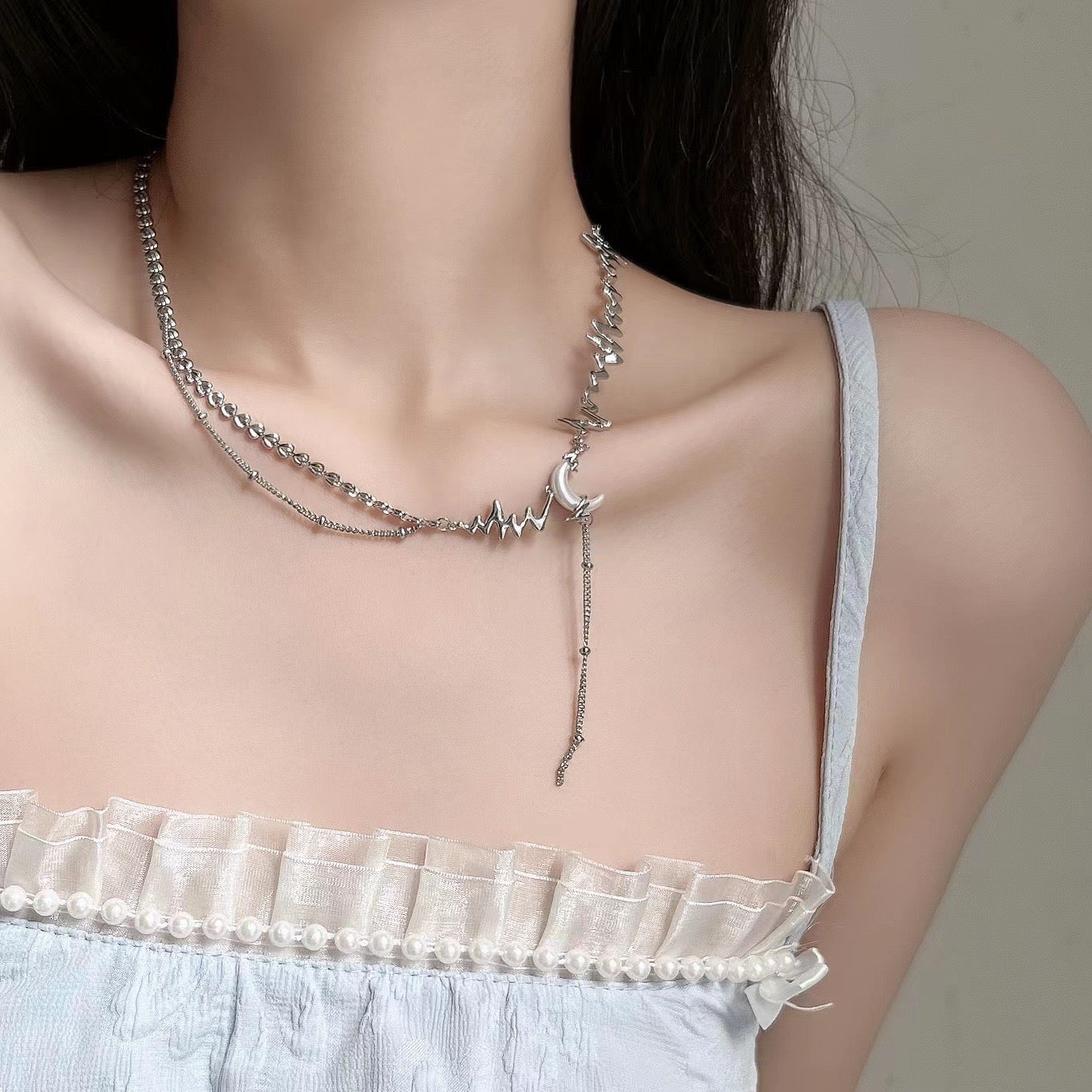 Crescent Pendant Necklace，Clavicle Chain